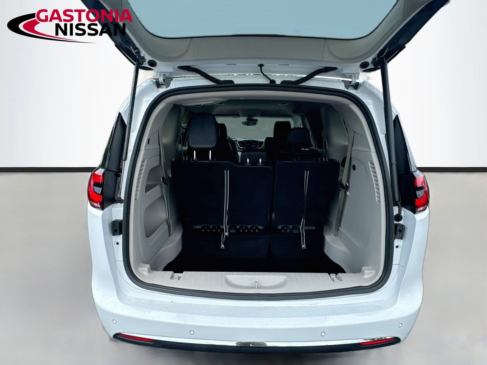 Used 2024 Chrysler Pacifica Touring-L FWD image 33