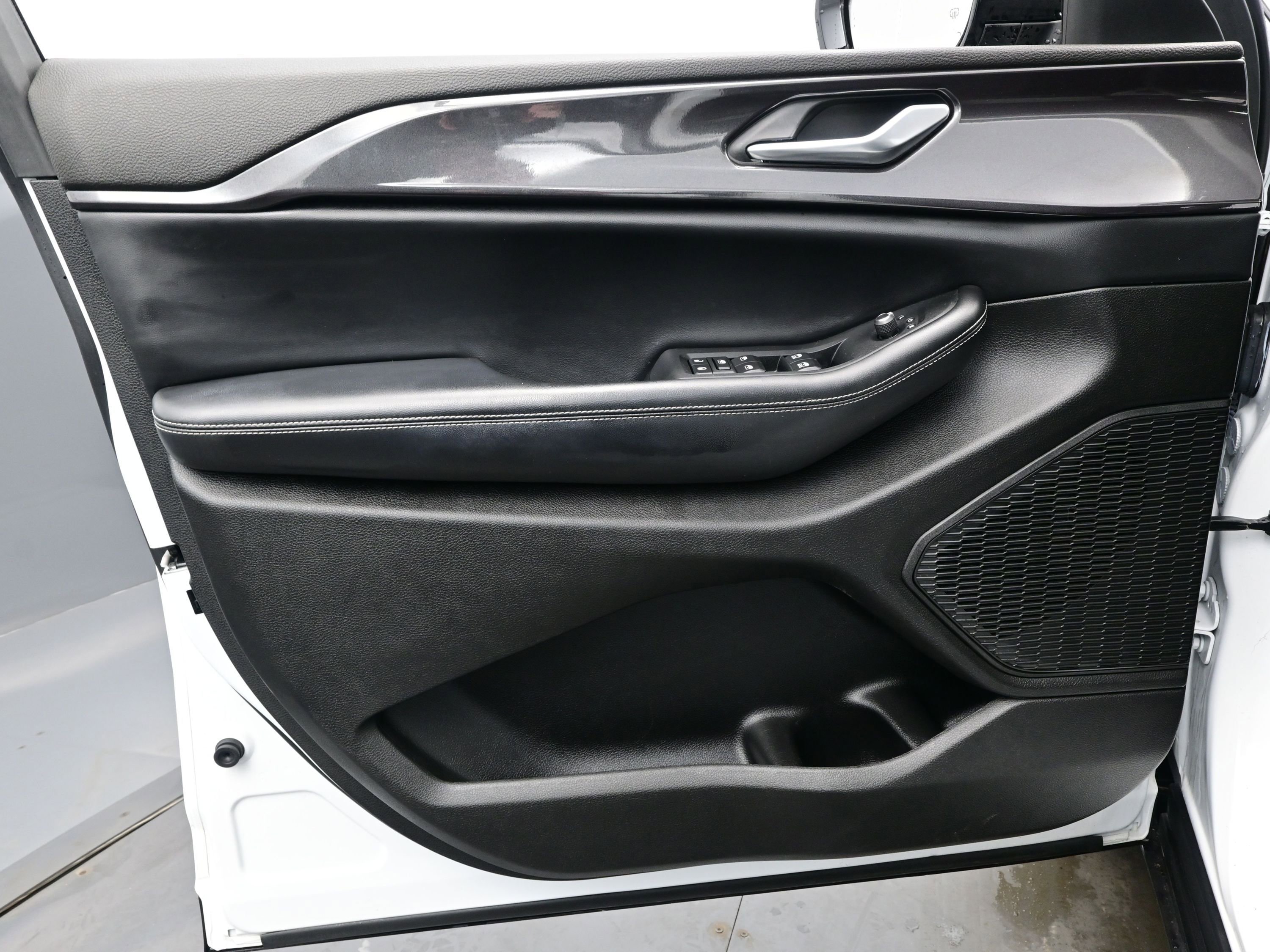 Used 2023 Jeep Grand Cherokee L Laredo image 9