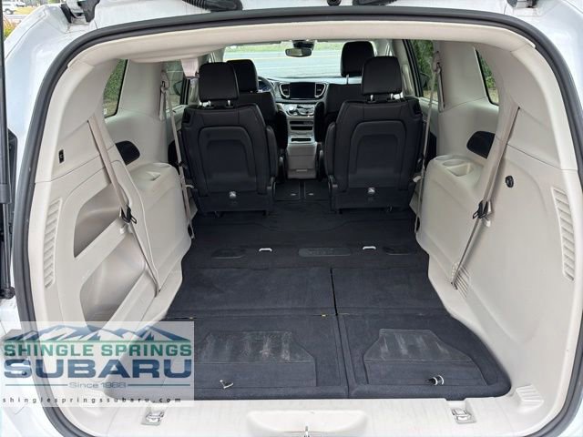 Used 2024 Chrysler Pacifica Touring-L FWD image 19
