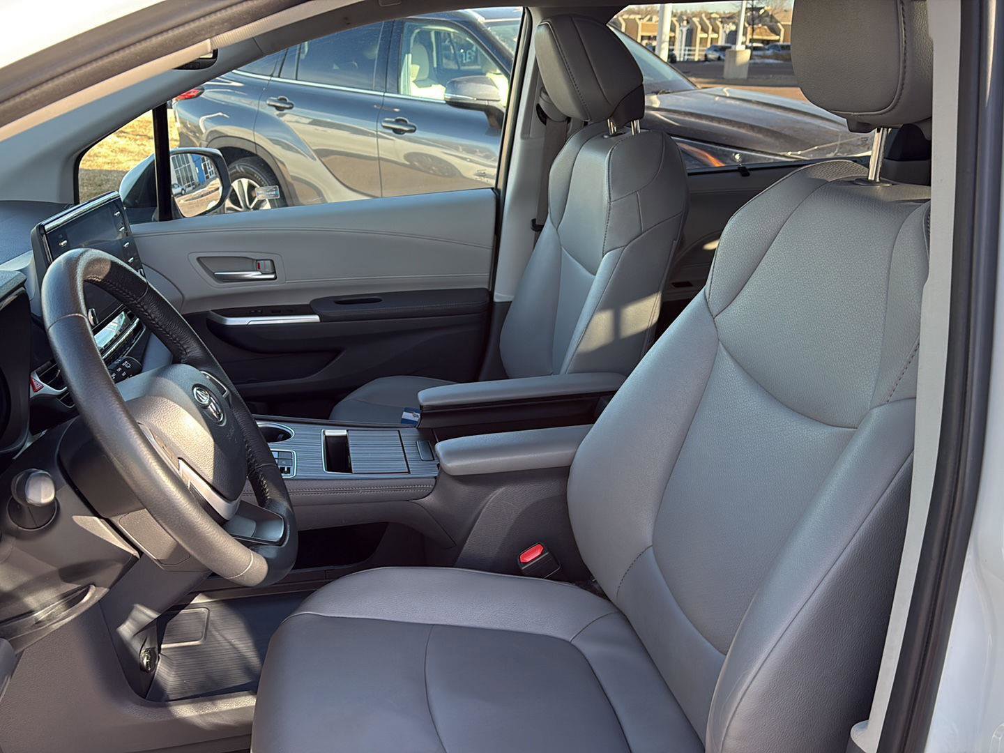 Used 2023 Toyota Sienna XLE image 6