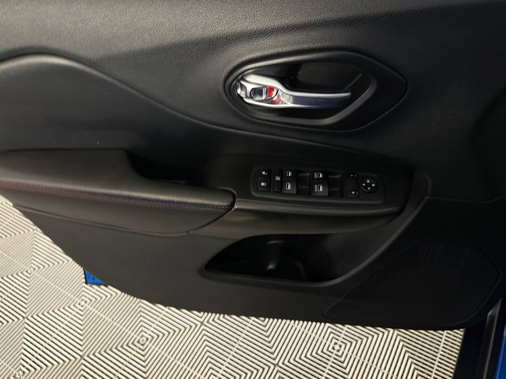 Used 2019 Jeep Cherokee Trailhawk w/ Cold Weather Group AWD/4WD image 24