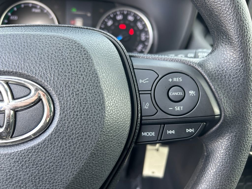 Used 2021 Toyota RAV4 LE AWD/4WD image 19