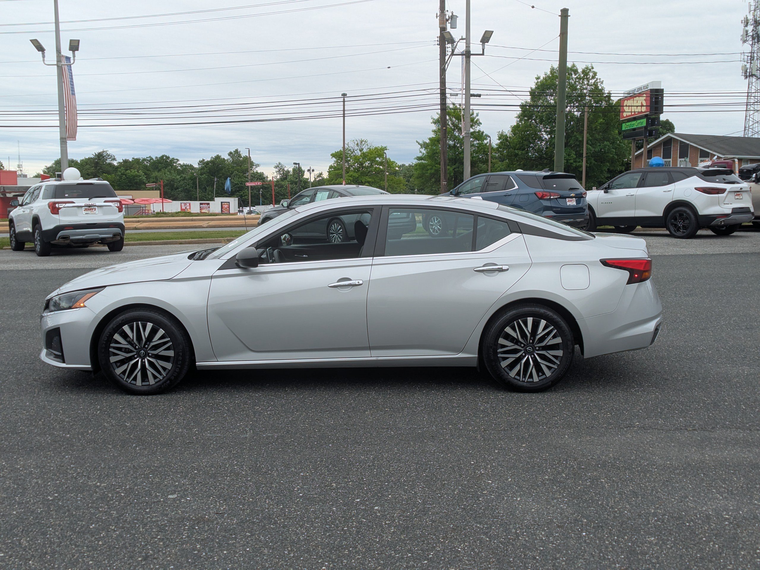 Used 2024 Nissan Altima 2.5 SV FWD image 5