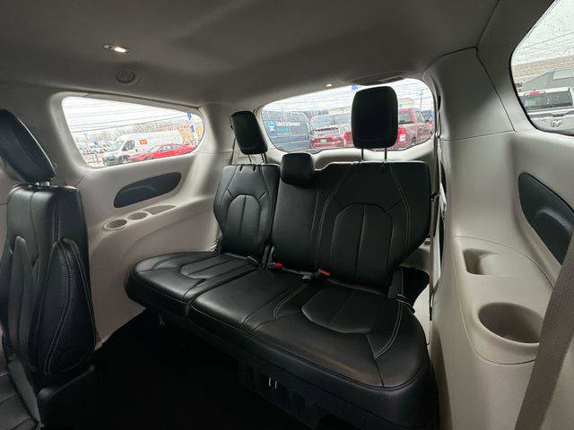 Certified 2024 Chrysler Pacifica Touring-L image 23