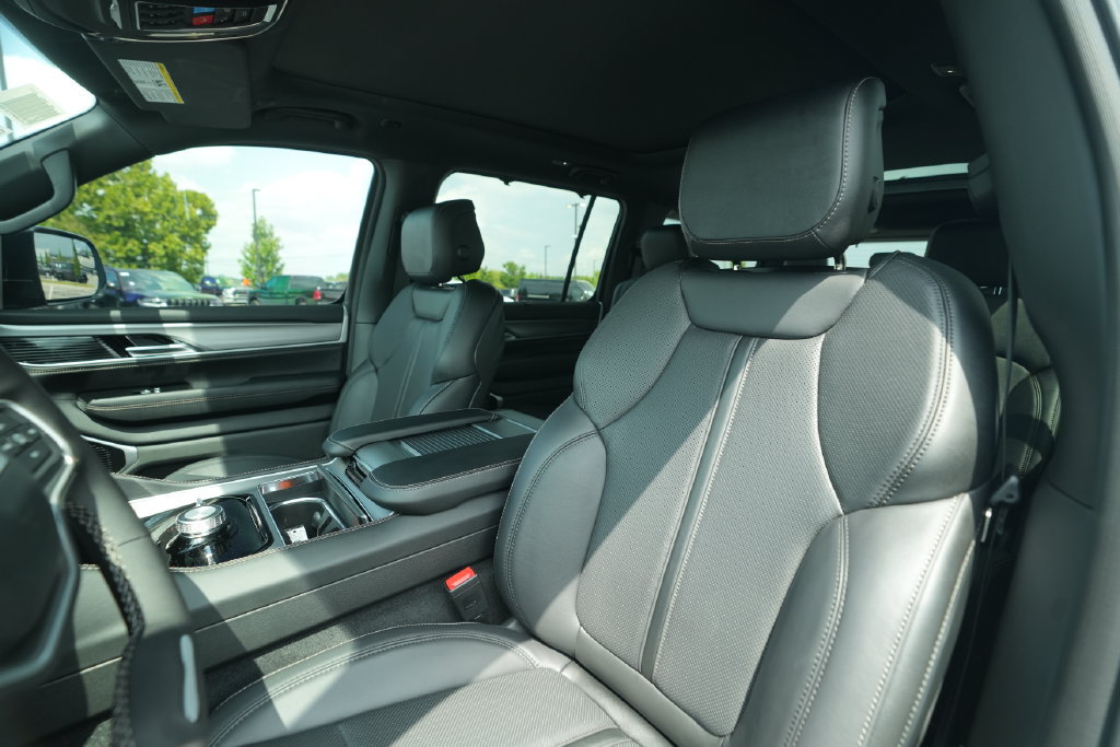 New 2026 Jeep Grand Wagoneer Limited AWD/4WD image 44