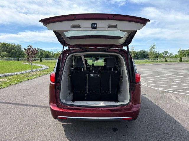 Used 2017 Chrysler Pacifica Touring-L Plus w/ Advanced Safetytec Group FWD image 9