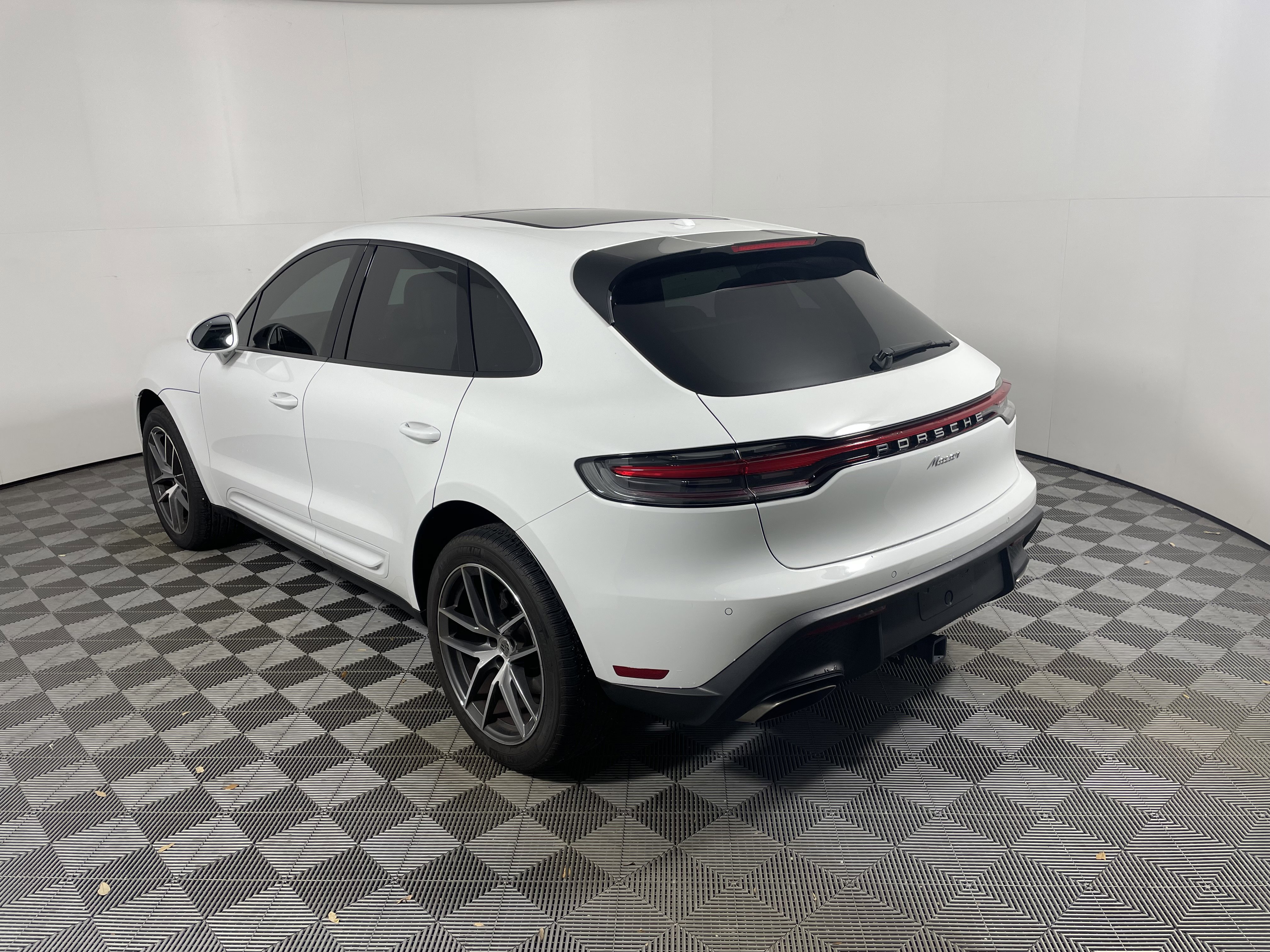Certified 2023 Porsche Macan image 3