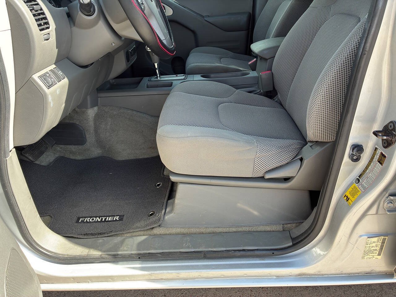 Used 2015 Nissan Frontier SV w/ SV Value Truck Package RWD image 12