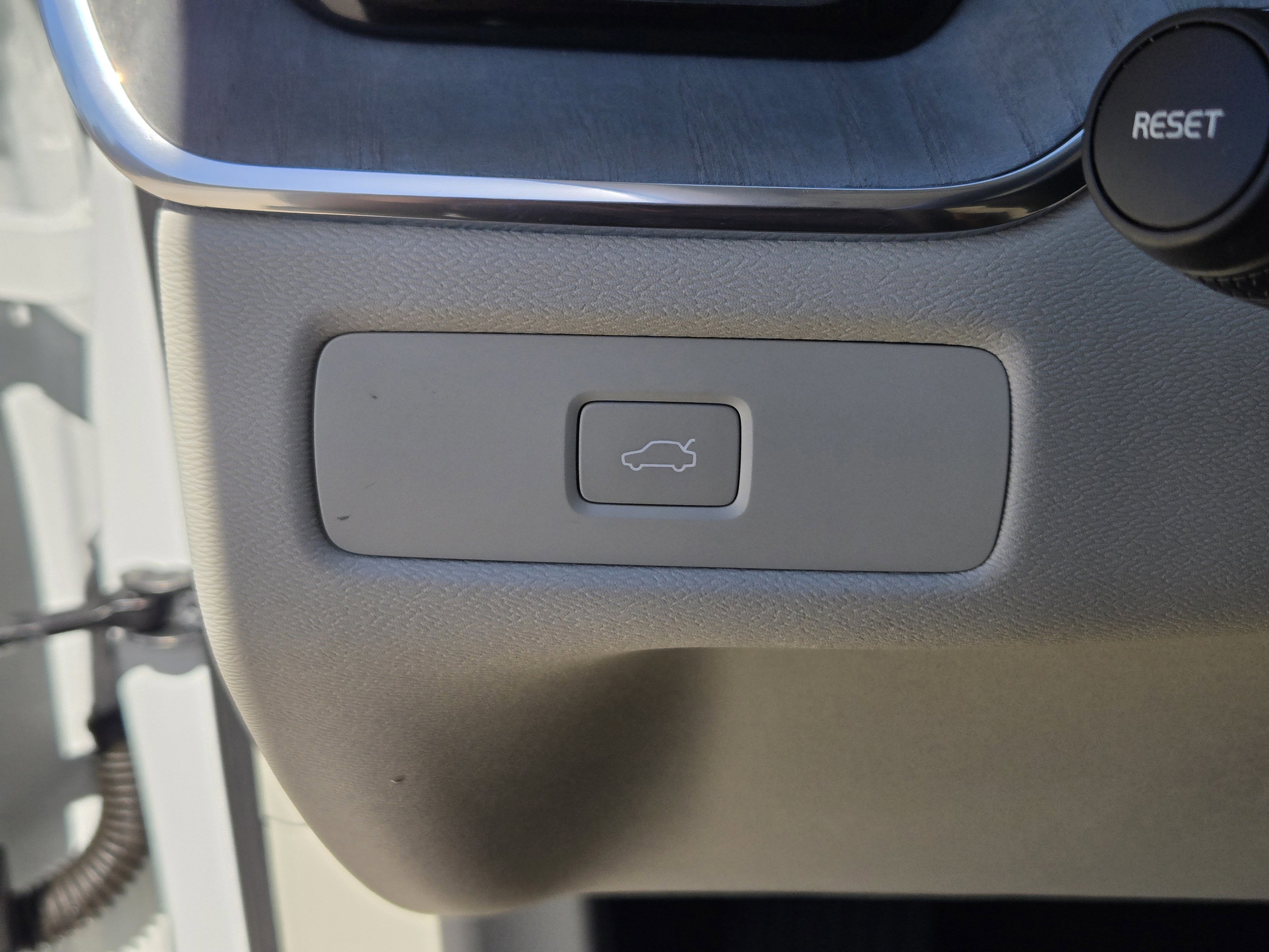 Used 2024 Volvo XC60 B5 Plus w/ Protection Package Premier image 30