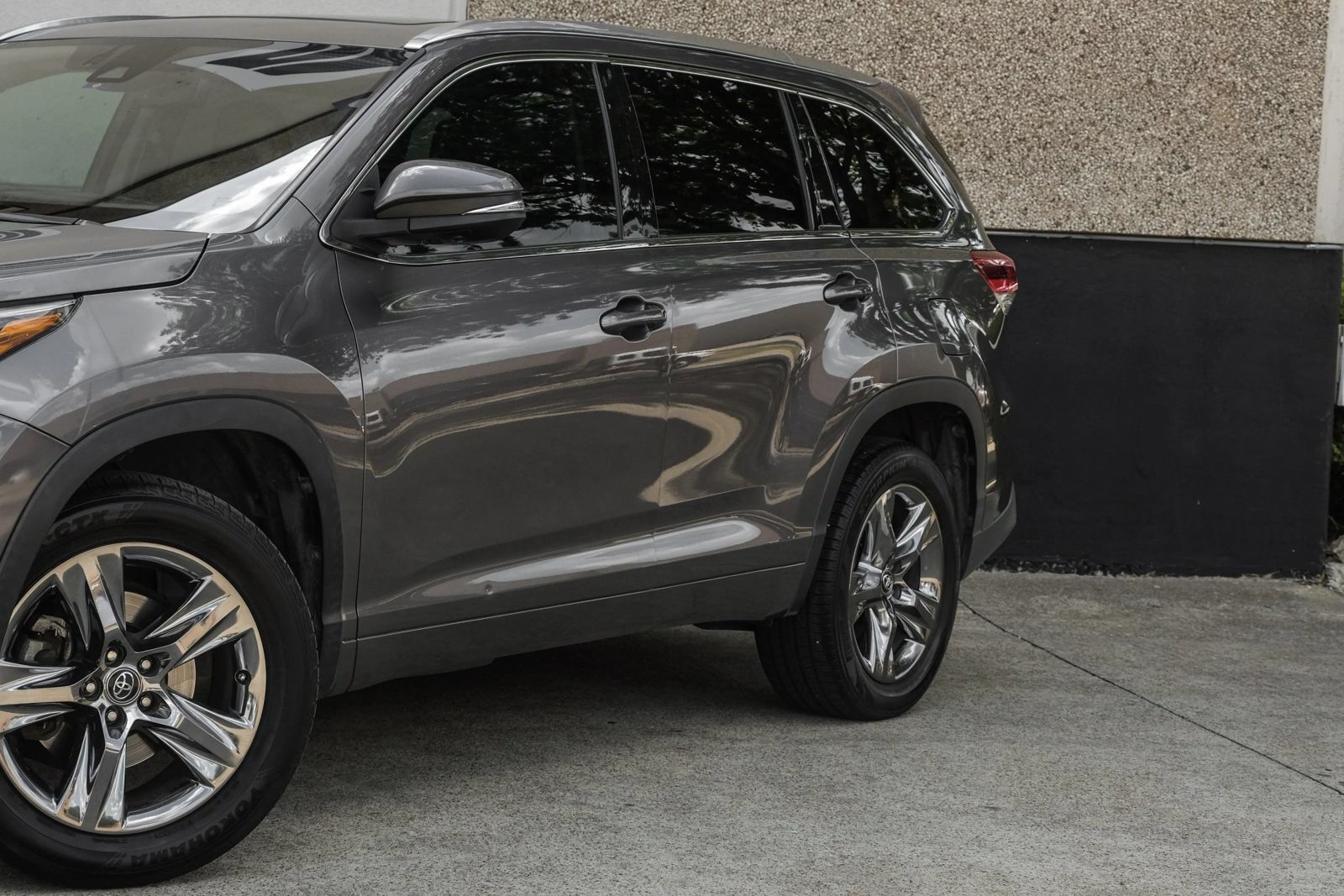 Used 2017 Toyota Highlander Limited Platinum FWD image 5
