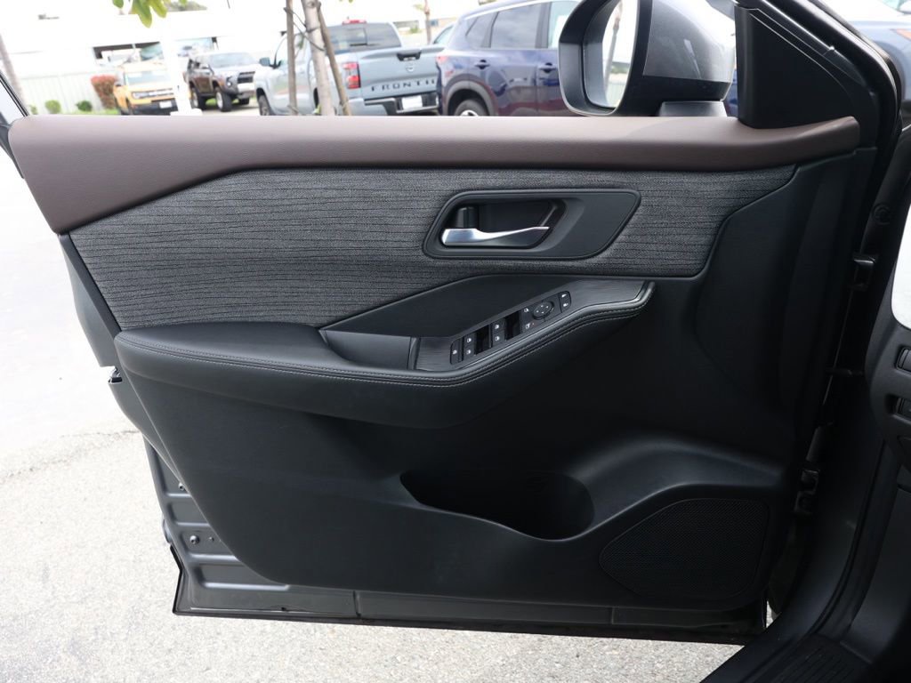 Used 2023 Nissan Rogue SV image 23