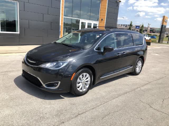 Used 2017 Chrysler Pacifica Touring-L FWD image 2