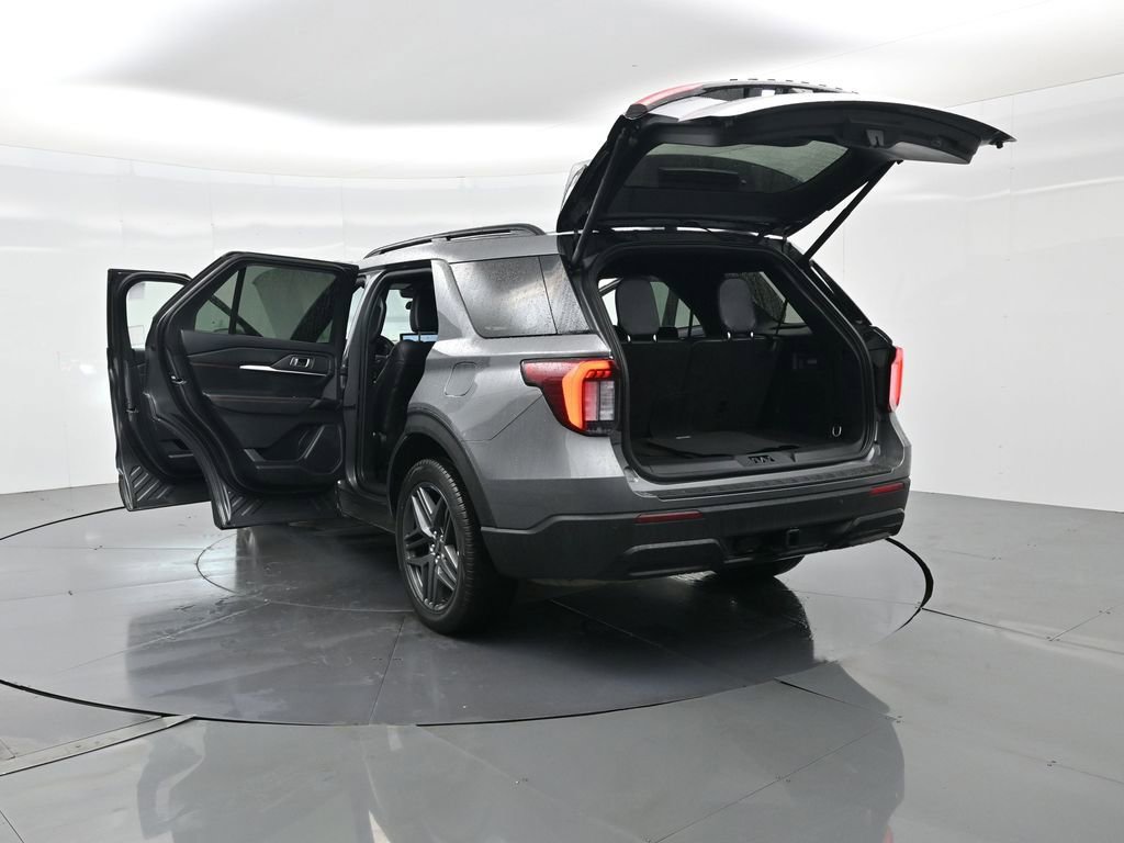 Used 2025 Ford Explorer ST-Line w/ ST-Line Street Pack image 42