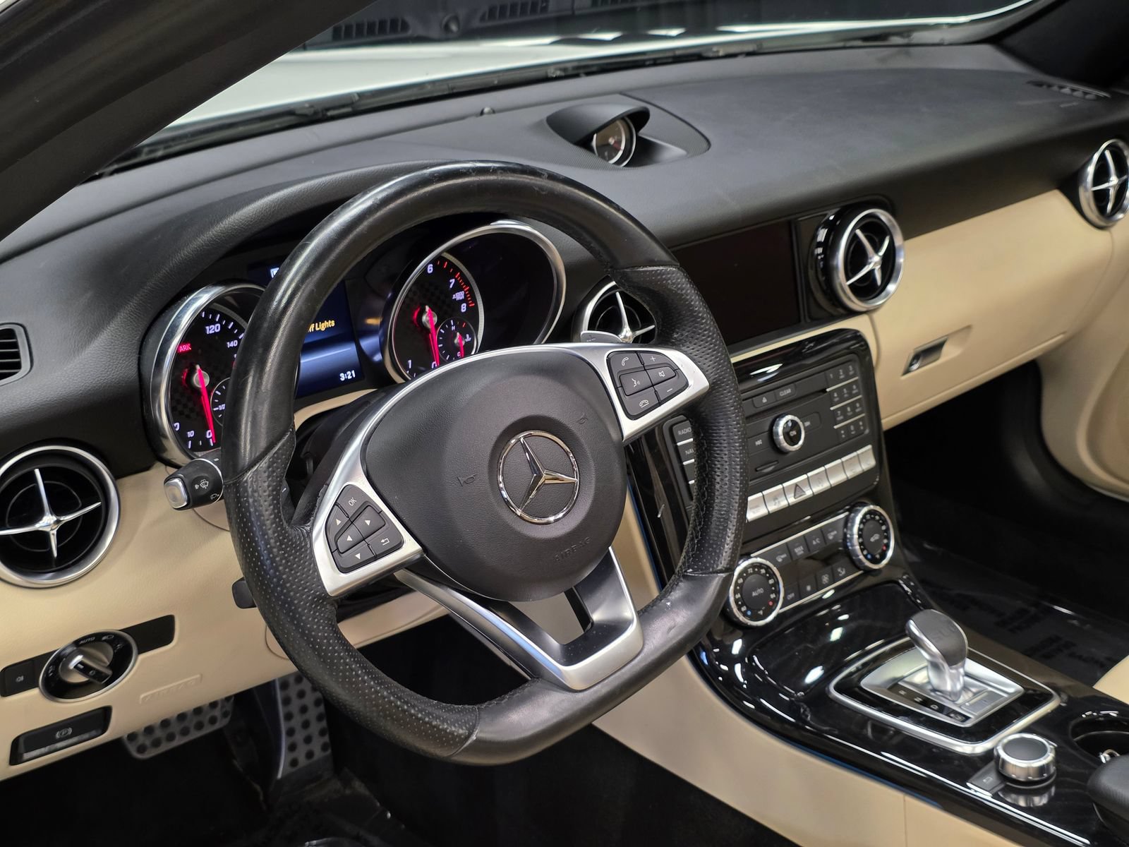 Used 2019 Mercedes-Benz SLC 300 image 23