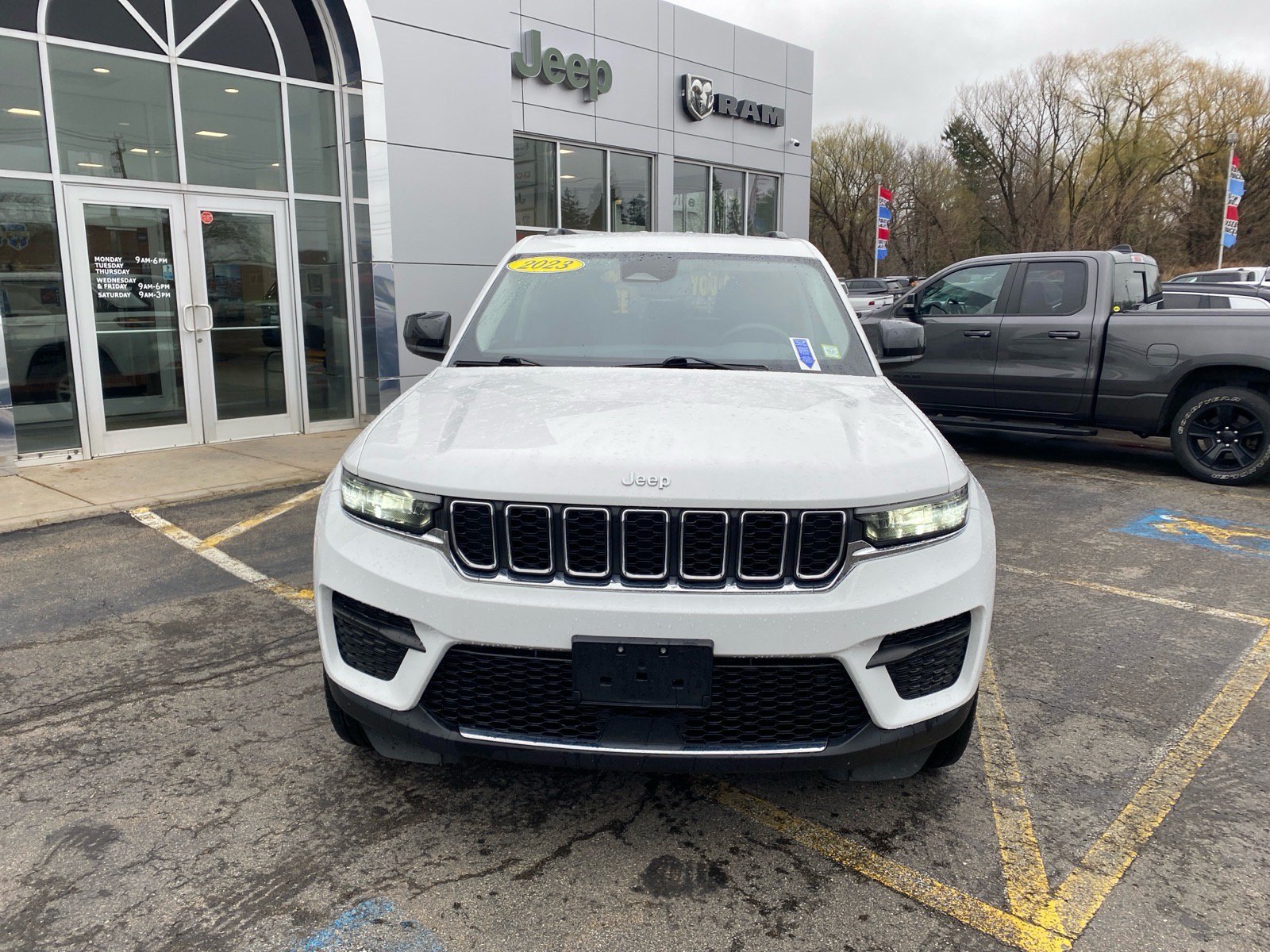 Used 2023 Jeep Grand Cherokee Laredo AWD/4WD image 8