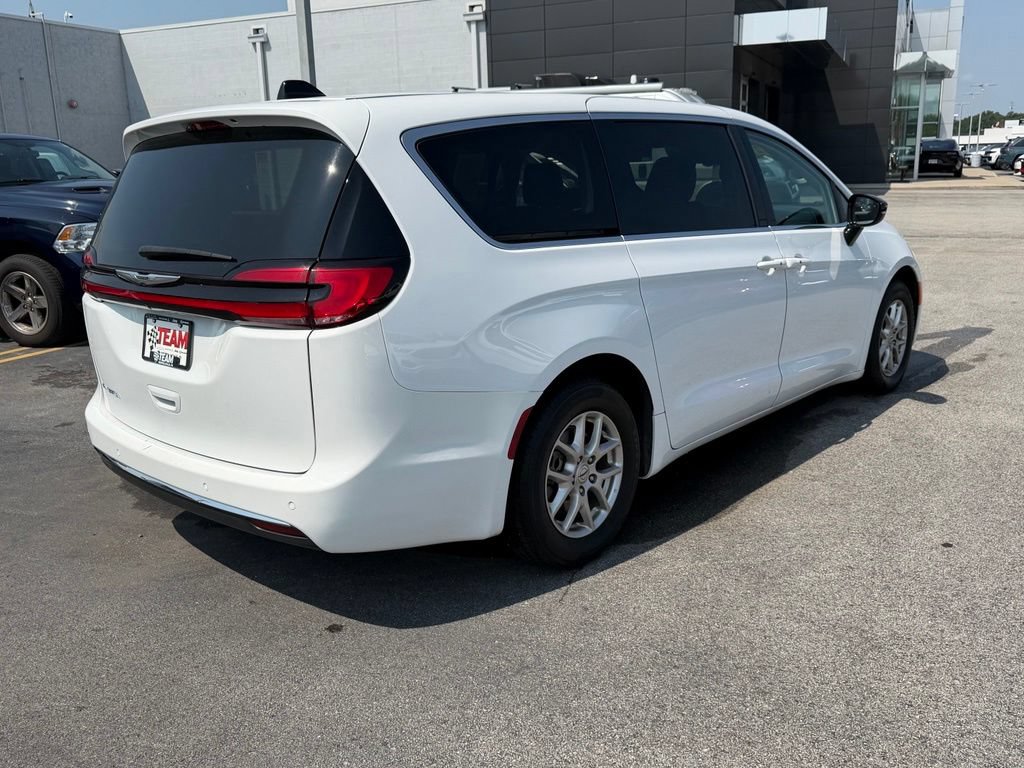 Used 2024 Chrysler Pacifica Touring-L FWD image 10