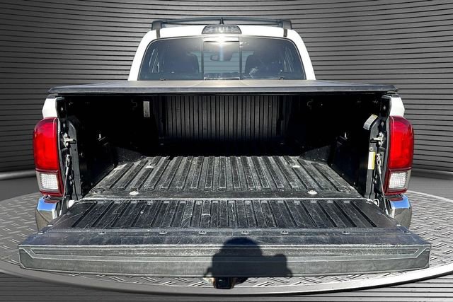 Used 2018 Toyota Tacoma SR5 AWD/4WD image 7