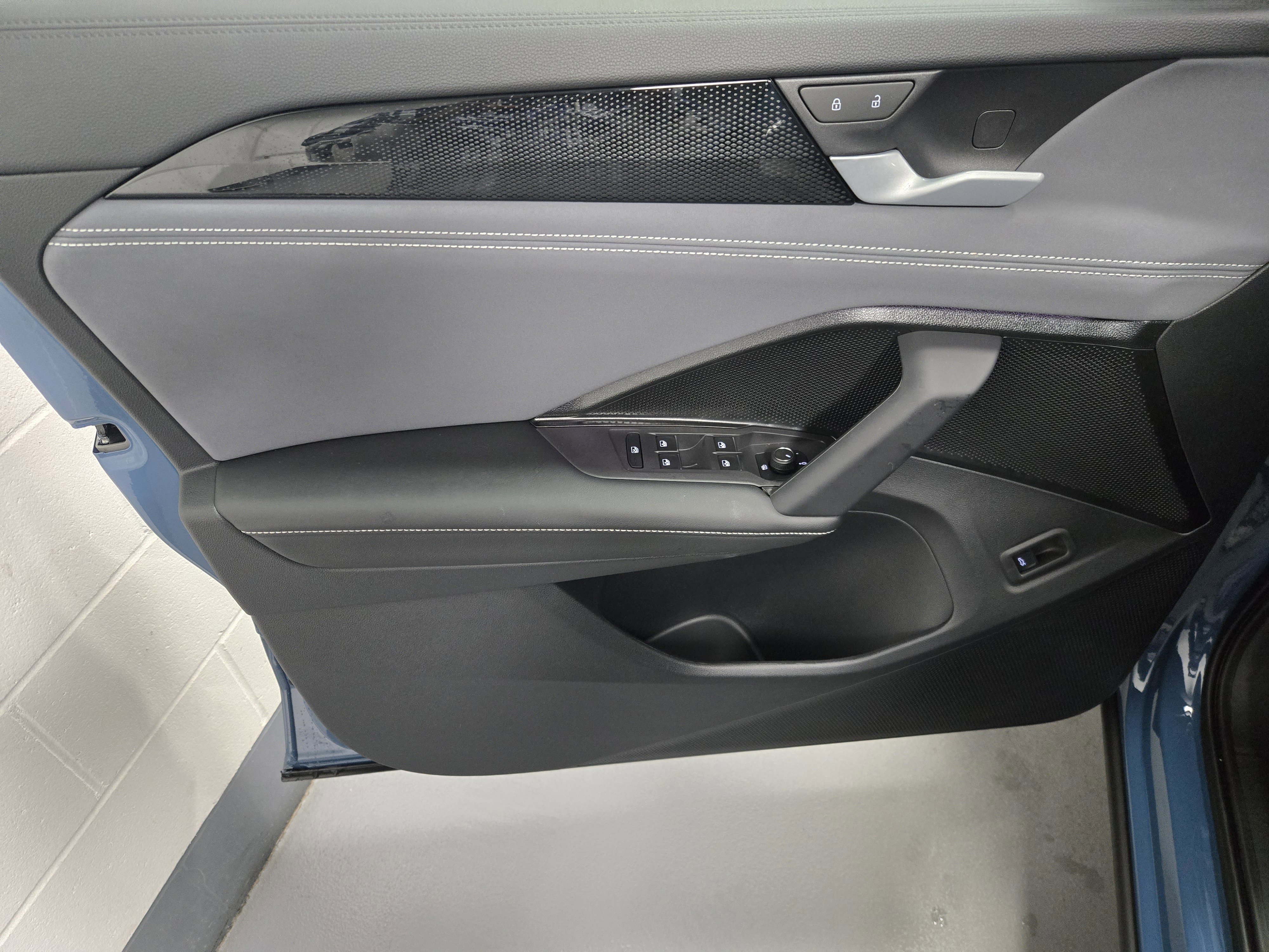 New 2025 Volkswagen Tiguan SE R-Line image 2