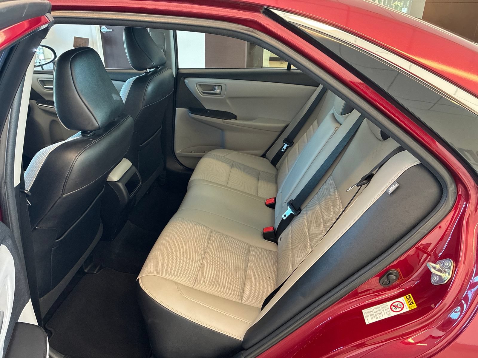 Used 2017 Toyota Camry SE w/ Moonroof Package FWD image 11