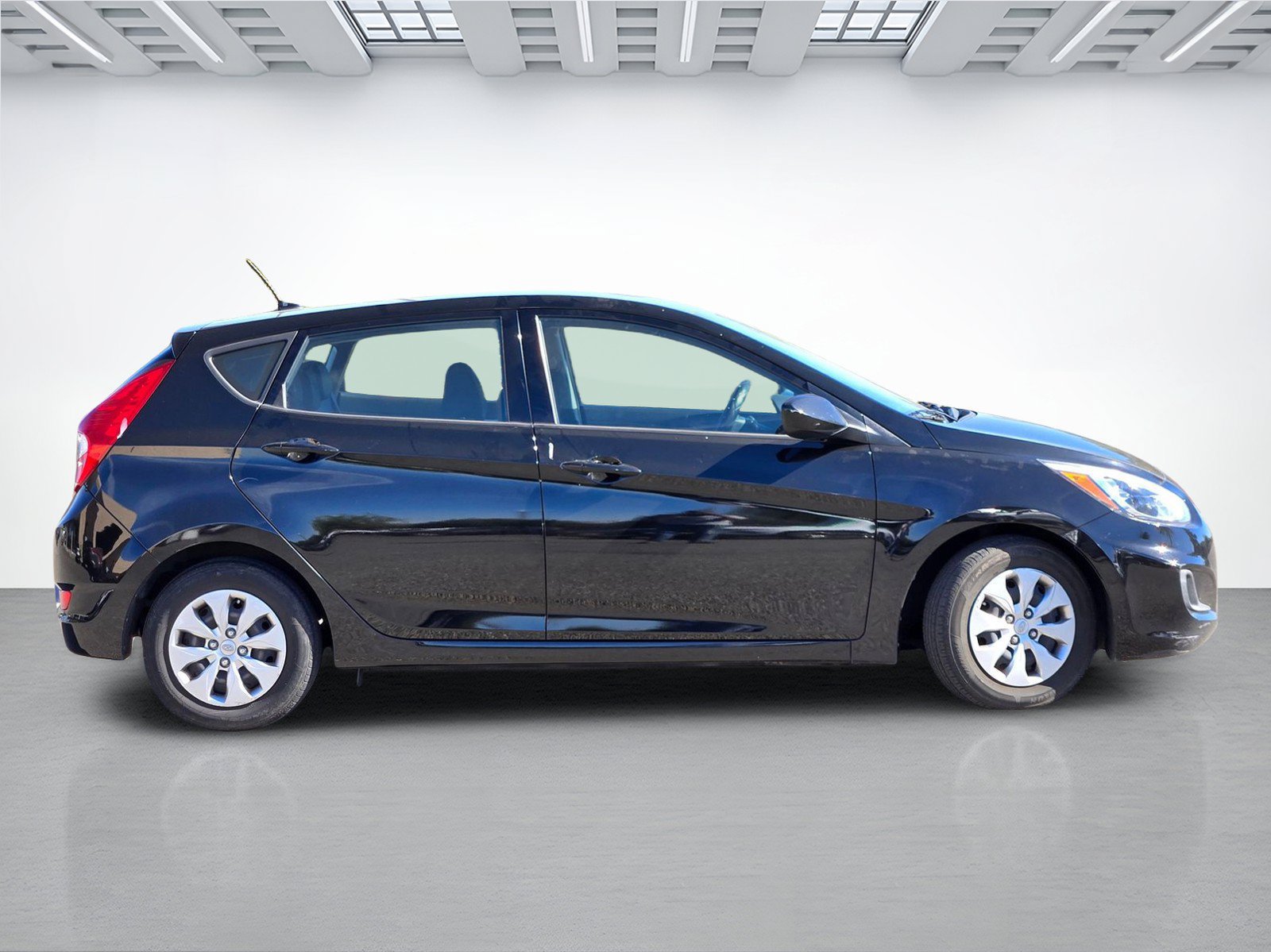 Used 2016 Hyundai Accent SE FWD image 3