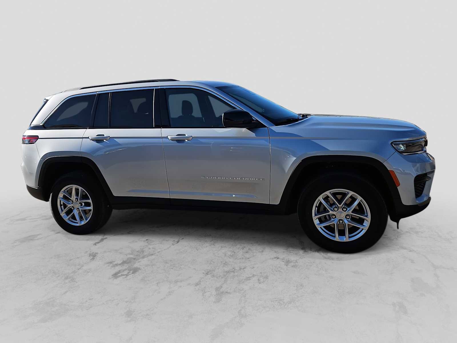 Used 2025 Jeep Grand Cherokee Laredo X image 9