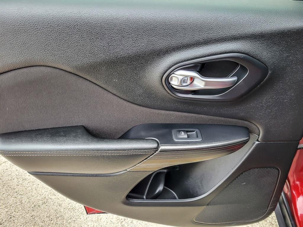 Used 2016 Jeep Cherokee Sport image 18