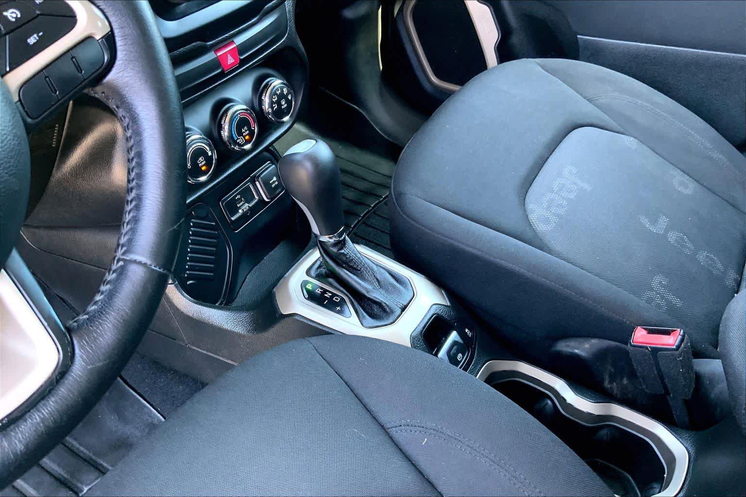 Used 2016 Jeep Renegade Latitude FWD image 17