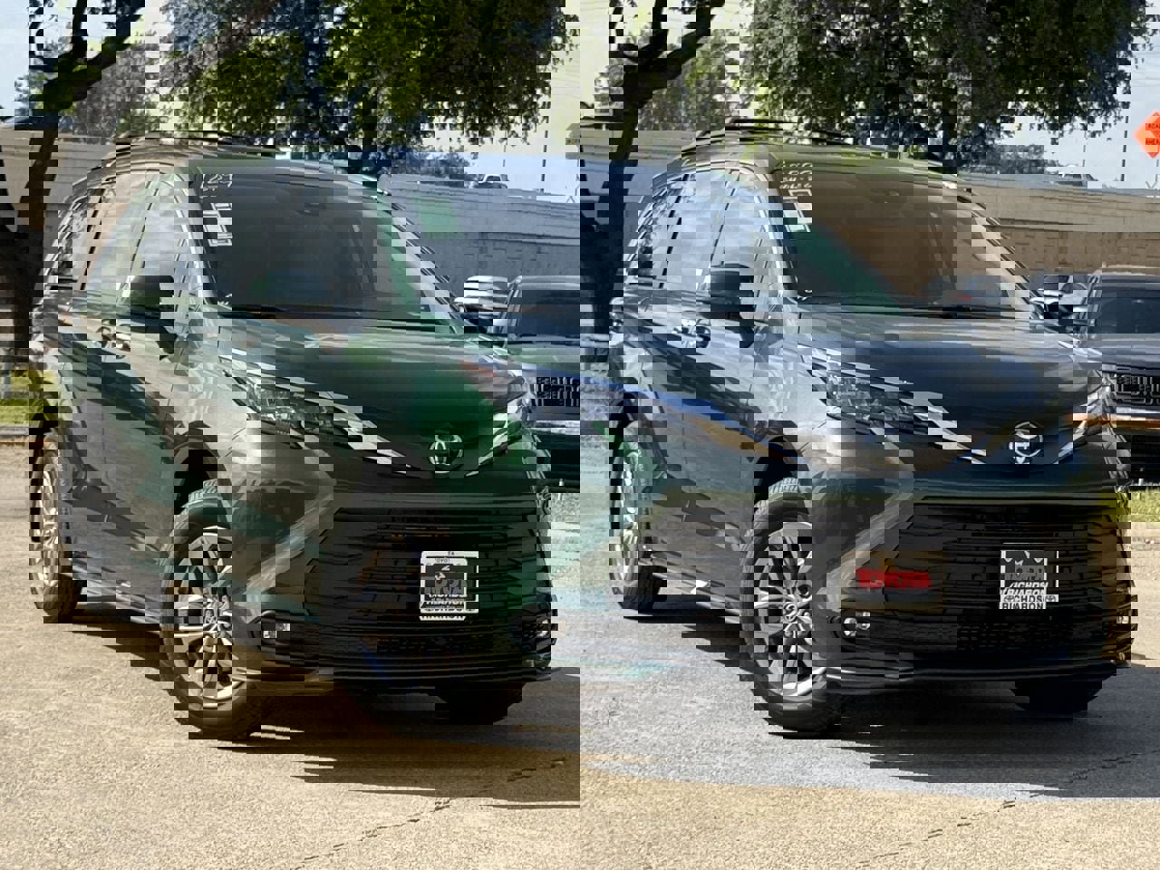 New 2026 Toyota Sienna XLE image 2