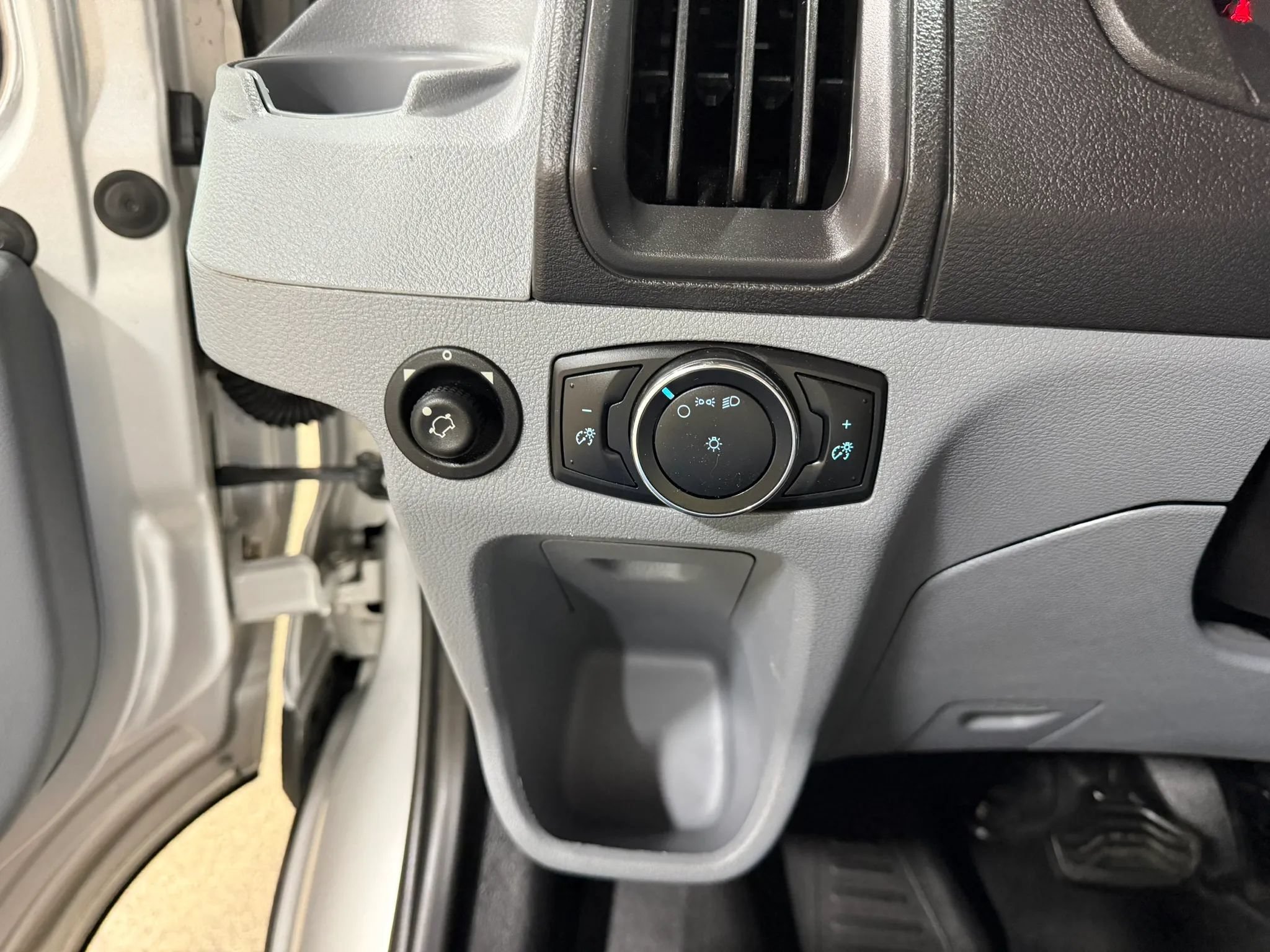 Used 2015 Ford Transit 150 XL RWD image 35