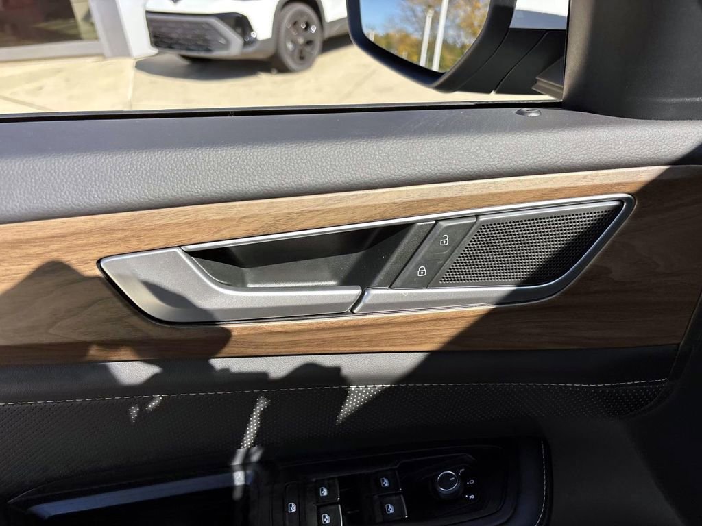 Used 2025 Volkswagen Atlas SE image 12