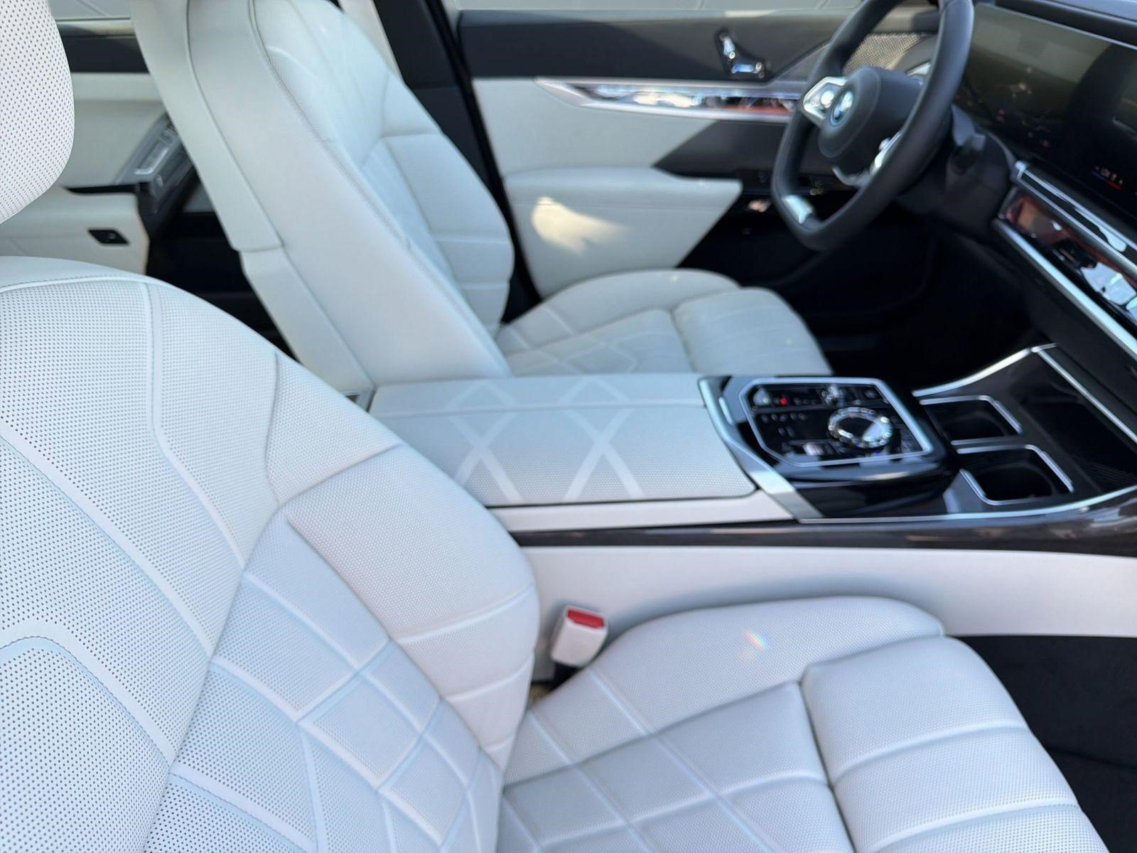 New 2026 BMW i7 xDrive60 w/ Executive Package AWD/4WD image 31