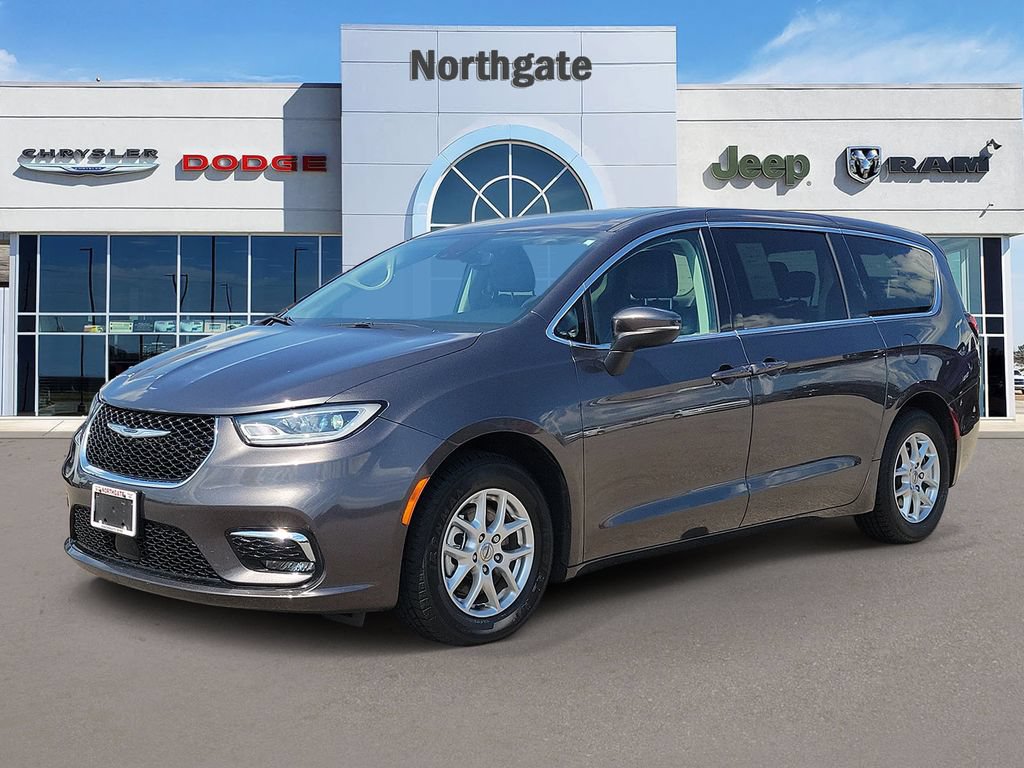 Used 2023 Chrysler Pacifica Touring-L FWD image 2