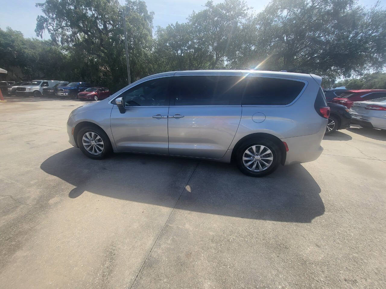 Used 2017 Chrysler Pacifica Touring w/ Tire & Wheel Group FWD image 45