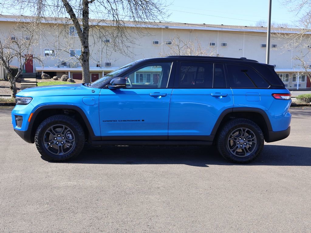 Used 2024 Jeep Grand Cherokee Trailhawk w/ Luxury Tech Group III AWD/4WD image 3