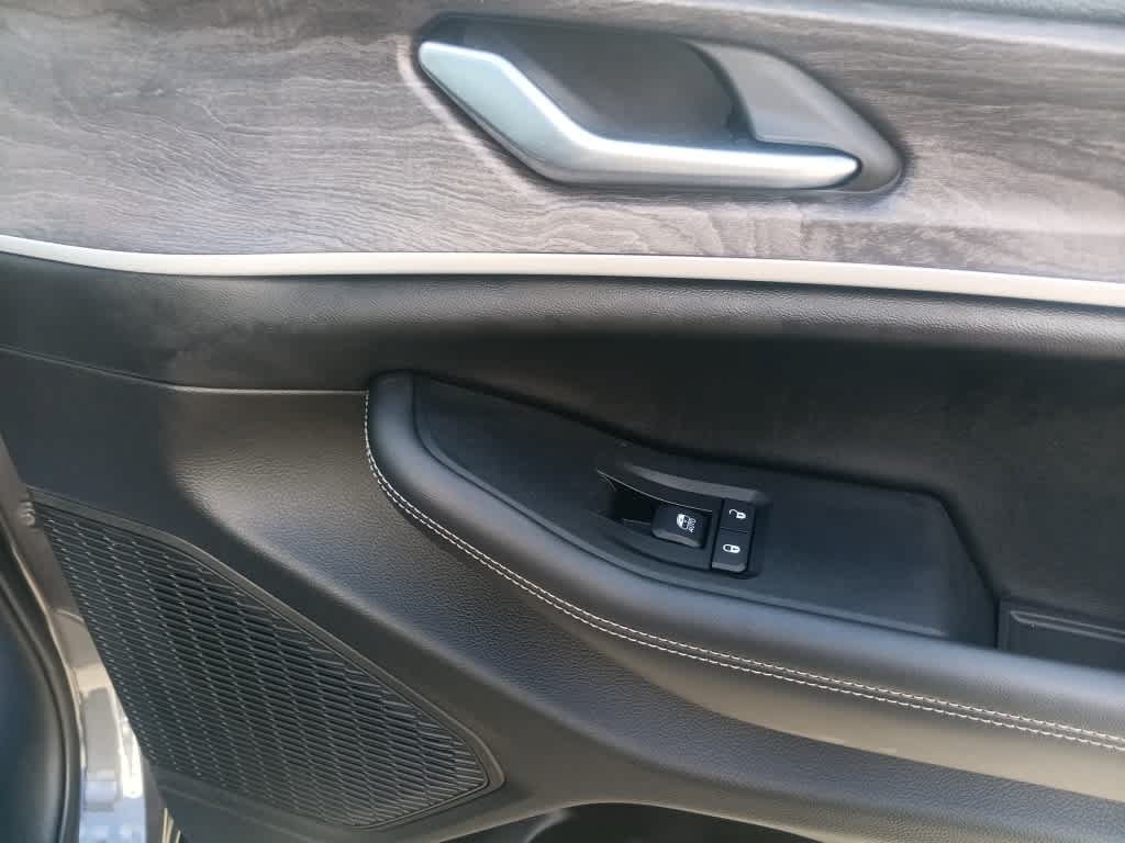 Used 2023 Jeep Grand Cherokee L Limited AWD/4WD image 28