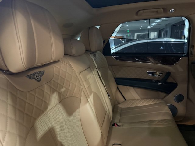 Used 2017 Bentley Bentayga AWD/4WD image 21