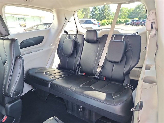 Used 2024 Chrysler Pacifica Touring-L image 32