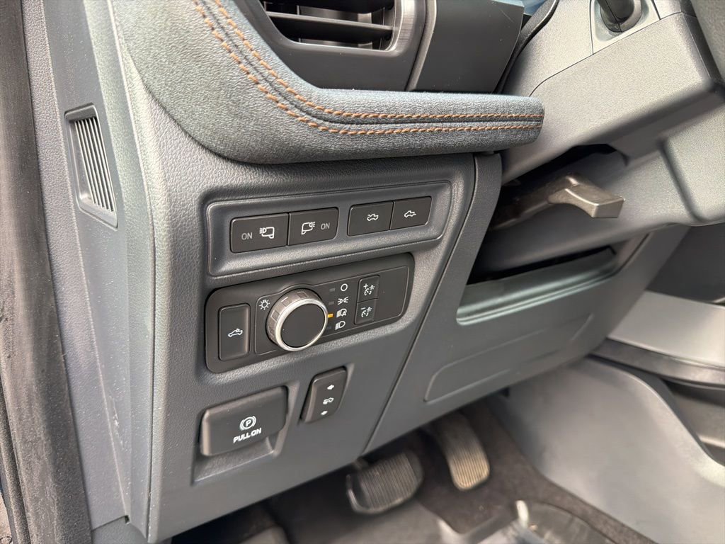 Used 2022 Ford F150 Lightning Lariat image 17