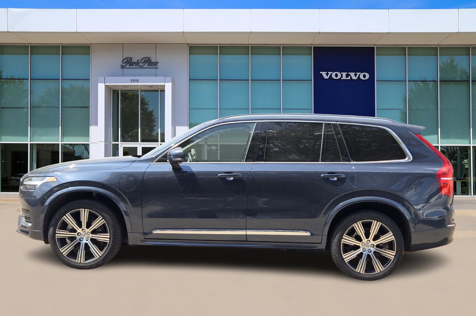 Certified 2025 Volvo XC90 T8 Plus w/ Protection Package Premier image 3
