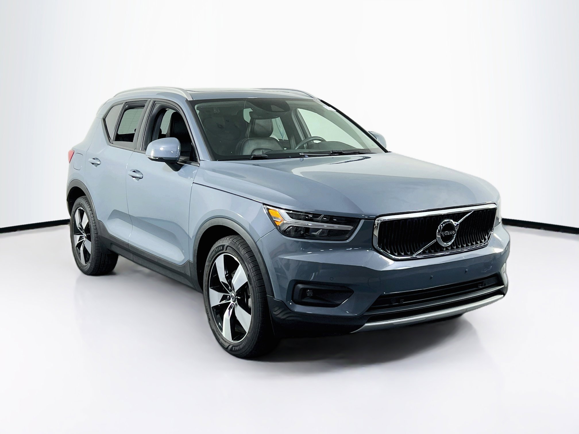 Used 2021 Volvo XC40 T5 Momentum w/ Protection Package Premier AWD/4WD image 3
