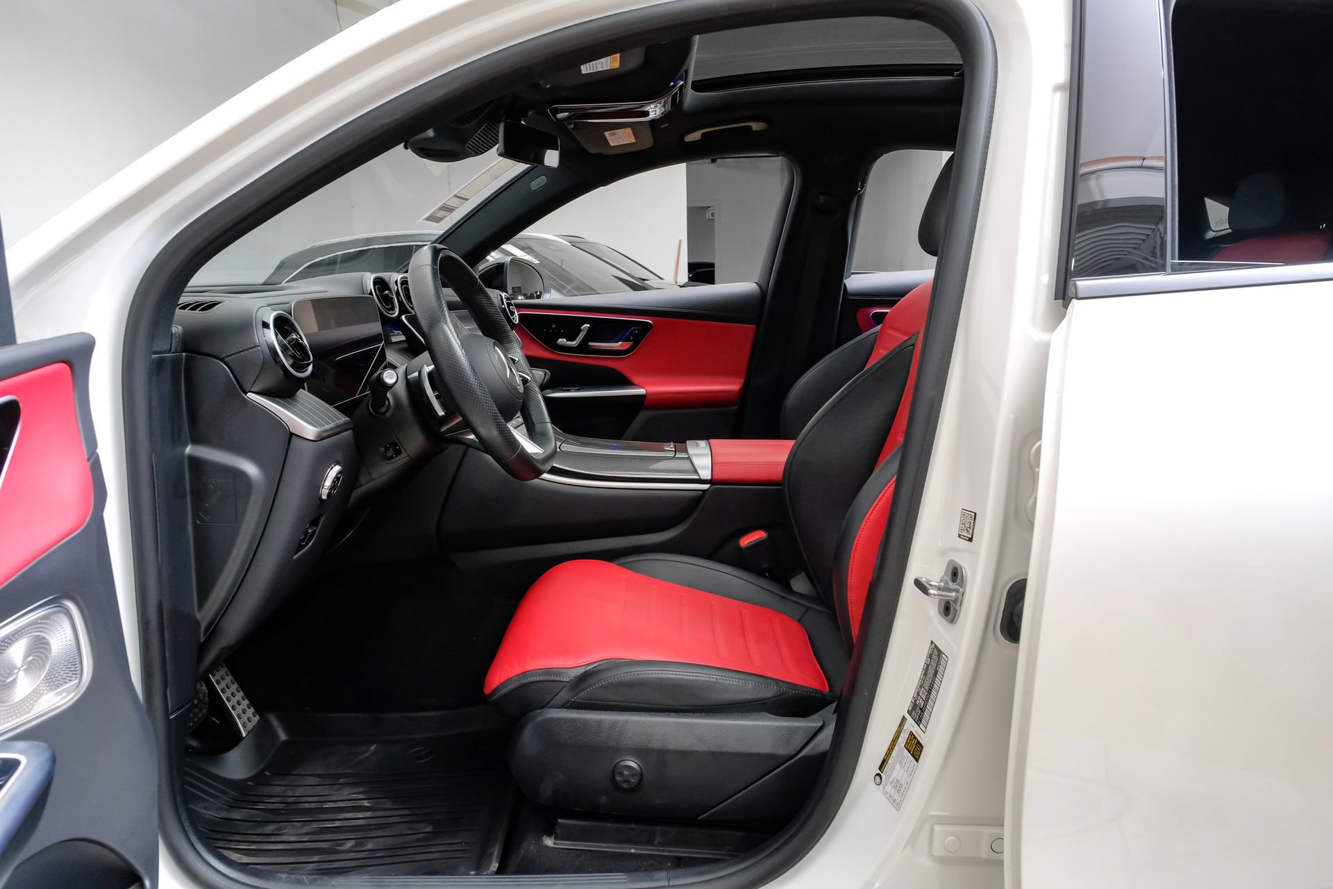 Used 2024 Mercedes-Benz GLC 300 4MATIC image 4