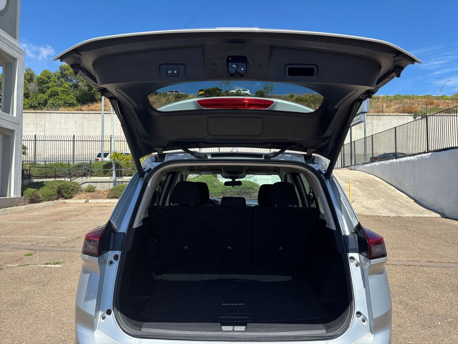 Used 2025 Nissan Rogue SV AWD/4WD image 33