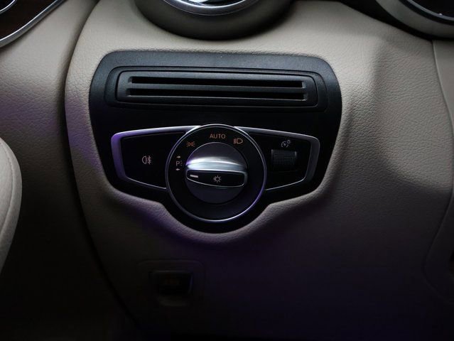 Used 2020 Mercedes-Benz GLC 300 4MATIC w/ Premium Package image 39