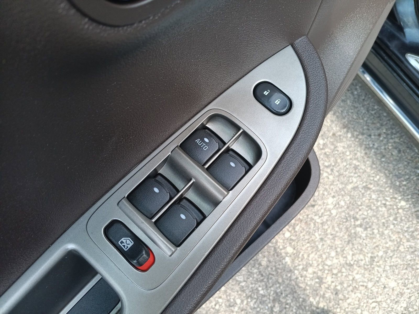 Used 2009 Chevrolet Malibu LTZ w/ HFV6 Engine Package image 12