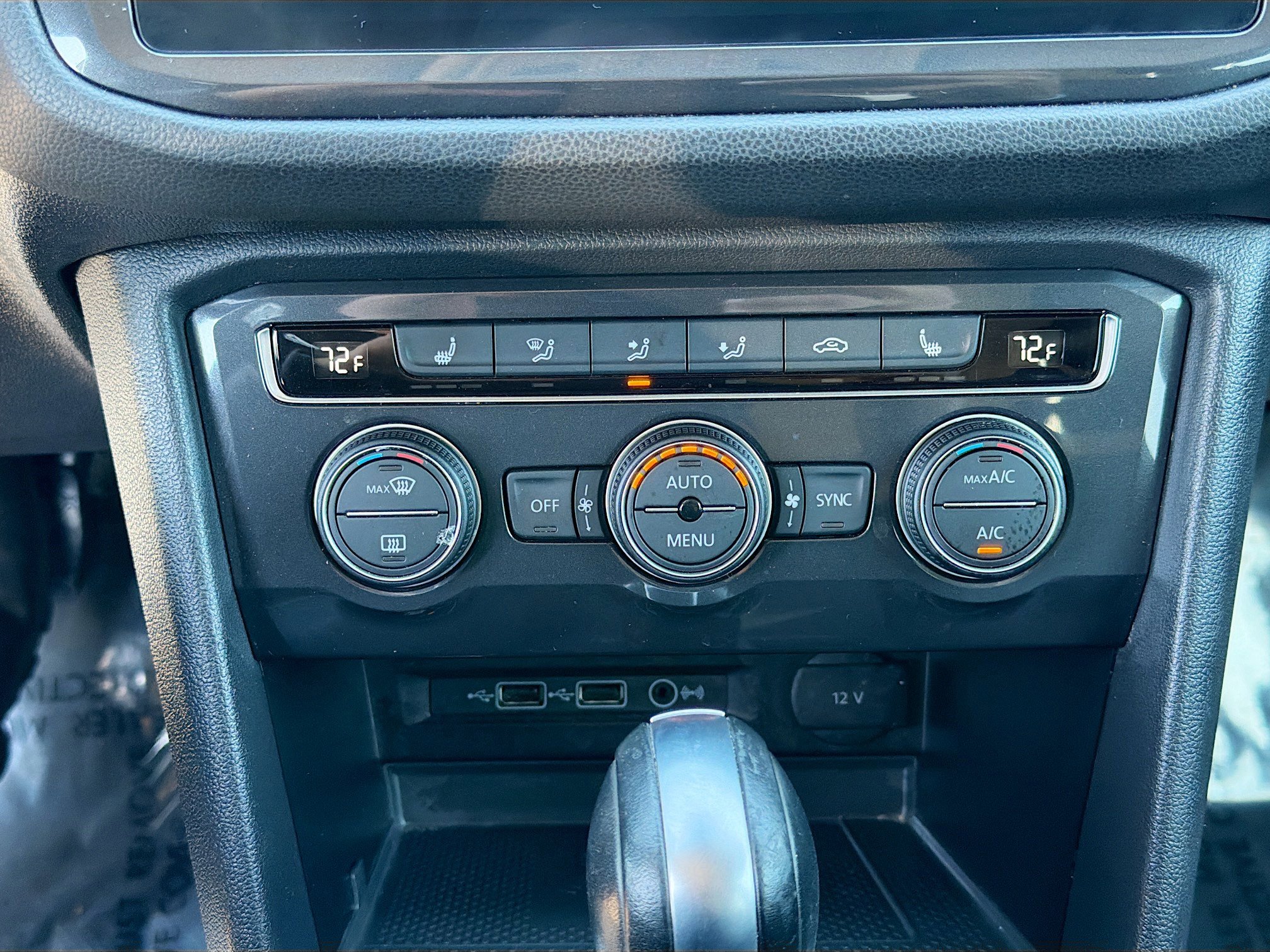 Used 2020 Volkswagen Tiguan SE image 33