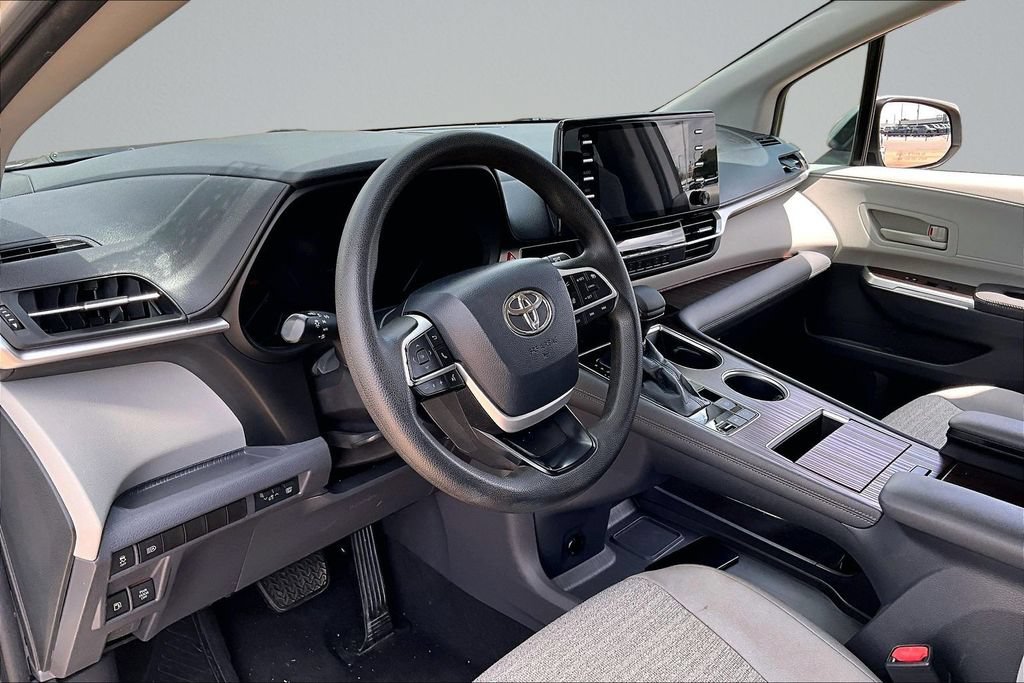 Used 2021 Toyota Sienna LE FWD image 11