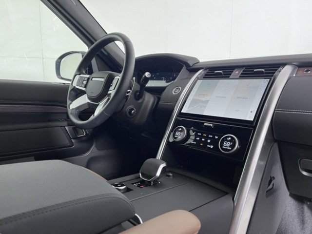 New 2025 Land Rover Discovery Dynamic SE image 17