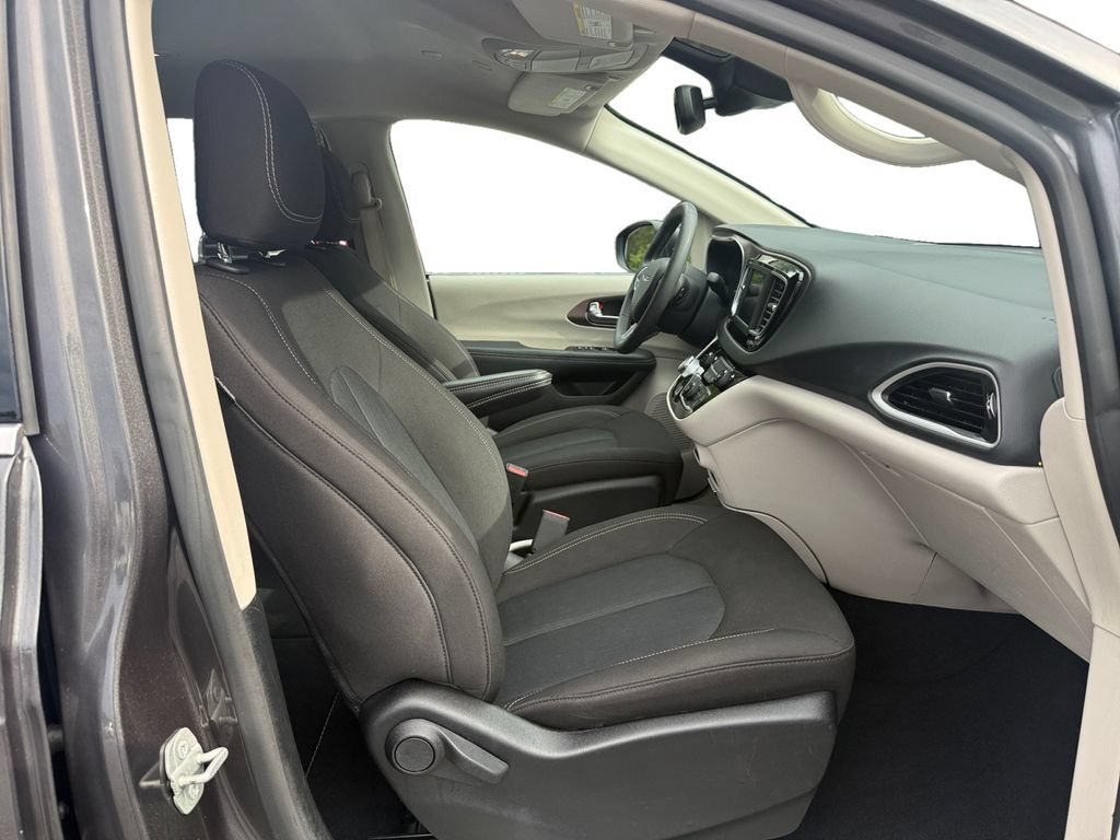 Used 2023 Chrysler Voyager LX FWD image 15