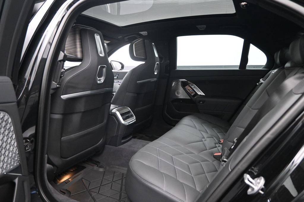 Used 2024 BMW 760i xDrive w/ Executive Package AWD/4WD image 26