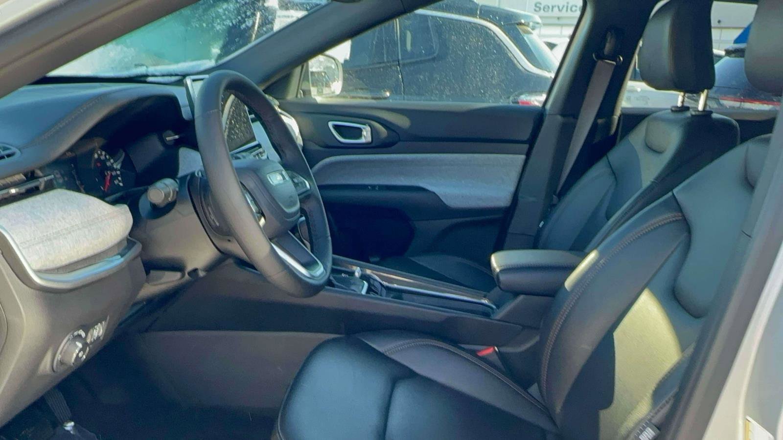 Used 2024 Jeep Compass Latitude image 15